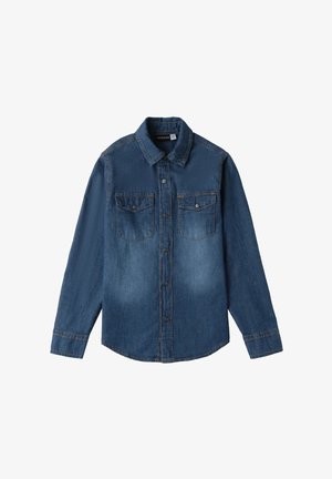 Camicia in denim blu scuro con bottoni sul davanti, due tasche sul petto, maniche lunghe e colletto a punta. Leggera scoloritura sul corpo e sulle maniche.