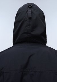 Schwarze Kapuzenjacke mit einer glatten, matten Oberfläche, einer Rückenaftnaht und einem Schlaufen-Detail an der Kapuze. Entwickelt für den Einsatz im Freien.