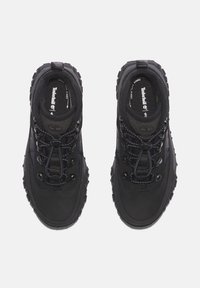 Černé turistické boty s texturovaným svrškem, kulatými tkaničkami a gumovou podrážkou. Obsahují zesílenou špičku a detail loga na vnitřní straně.