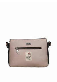 Bolso cruzado en material texturizado de color rosa claro con acentos negros. Presenta un bolsillo con cremallera y un gráfico de temática parisina en el frente.