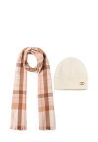 Sciarpa a quadri marrone e rosa abbinata a un berretto lavorato a maglia color crema, con risvolto a coste e piccolo logo in metallo.