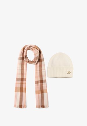 Écharpe à carreaux marron et rose associée à un bonnet en tricot crème, avec un bord-côtes et un petit logo métallique.
