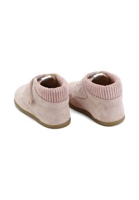 Botines de ante rosa con cuello de punto acanalado, cordones y superficie texturizada. La suela de goma plana proporciona estabilidad y agarre.