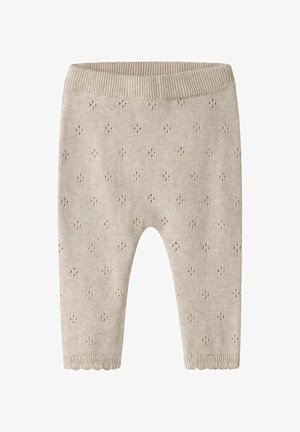 Pantalones de bebé beige tejidos a mano con pequeños patrones calados en forma de diamante, cinturilla acanalada y puños con borde en forma de ondas.