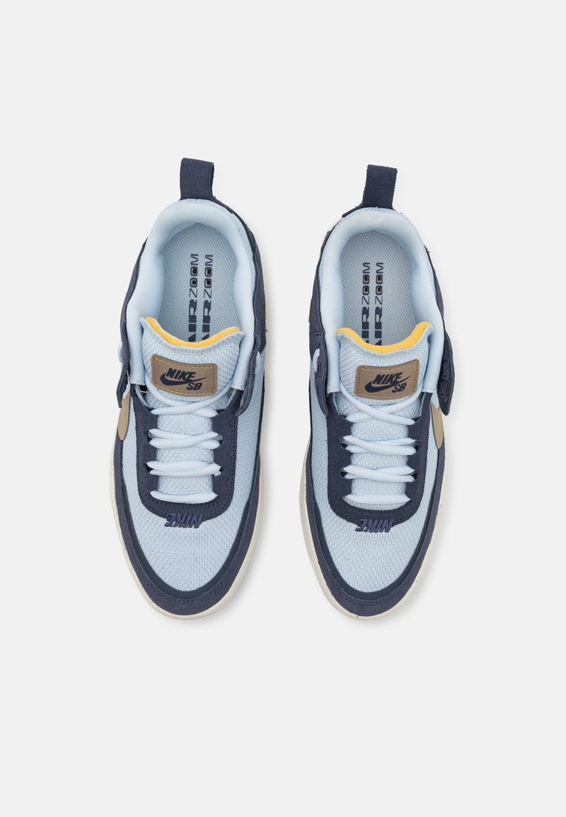 Nike SB Sneakers mit einem himmelblauen Mesh-Obermaterial, navyfarbenen Akzenten, einer cremefarbenen Gummisohle und einem auffälligen Logo-Patch auf der Zunge.