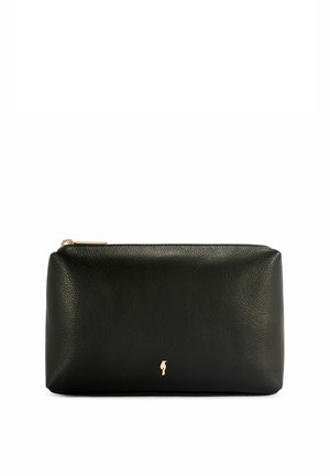 Czarna prostokątna skórzana saszetka z złotym zamkiem błyskawicznym na górze i małym złotym logo umieszczonym na środku w pobliżu dolnej krawędzi, pokazana na białym tle.