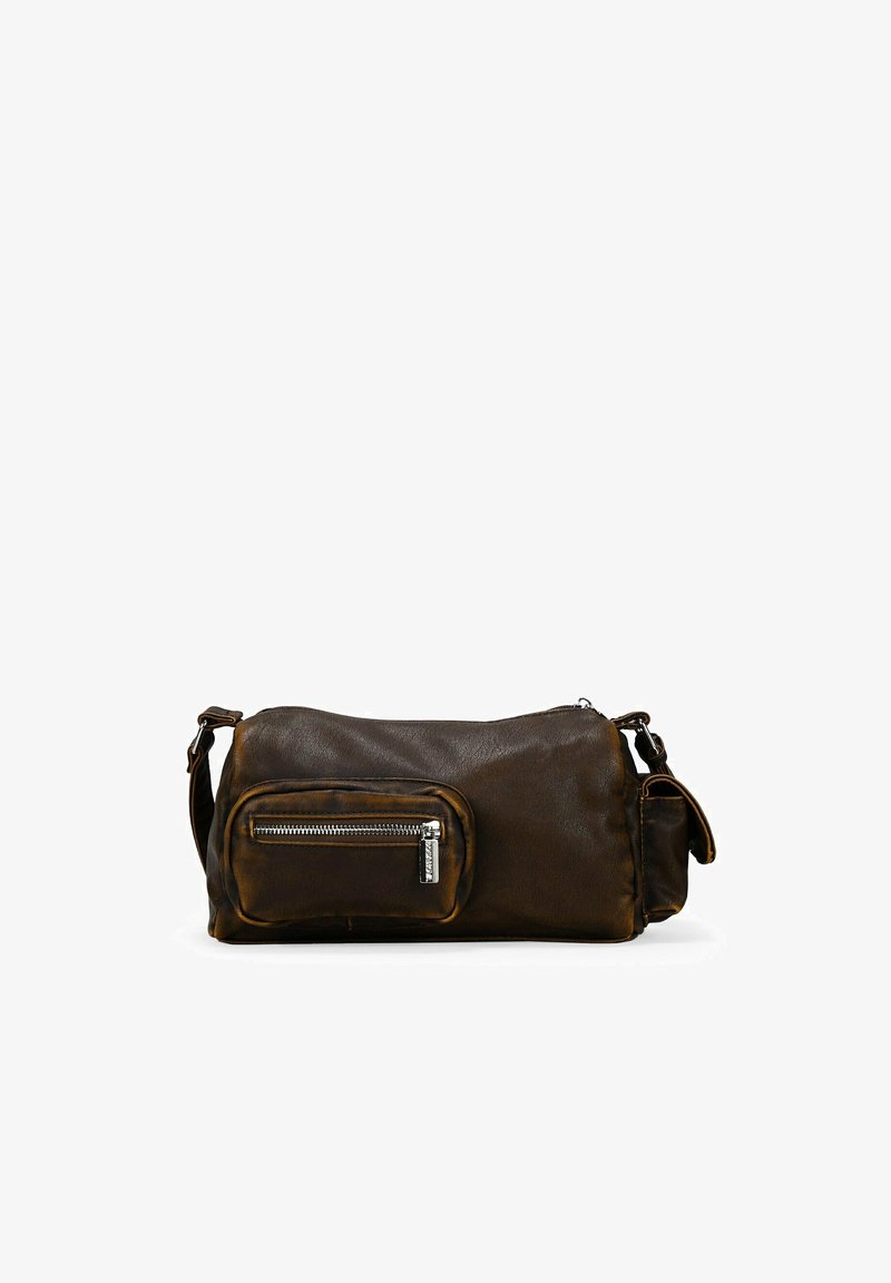 Bolso de hombro de cuero marrón con textura suave, bolsillo frontal con cremallera y correa ajustable. Forma rectangular compacta, diseño casual.