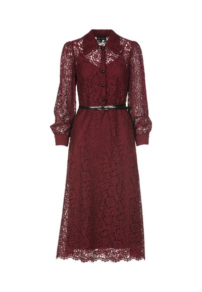 Bordeaux-langes Spitzen-Midi-Kleid mit langen Ärmeln, einer Knopfleiste vorne, einem kragenförmigen Ausschnitt und einem kontrastierenden schwarzen Gürtel in der Taille.