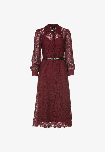 Bordeaux-langes Spitzen-Midi-Kleid mit langen Ärmeln, einer Knopfleiste vorne, einem kragenförmigen Ausschnitt und einem kontrastierenden schwarzen Gürtel in der Taille.
