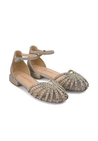 Sandales plates argentées scintillantes avec un design à bout ouvert, ornées de strass et dotées d'une bride autour de la cheville pour un maintien sécurisé.