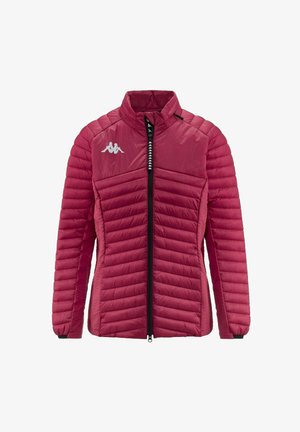 Giubbotto imbottito rosso trapuntato con colletto alto, zip completa e polsini elasticizzati. Presenta il logo Kappa sul petto e pannelli testurizzati.