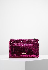 Vaaleanpunainen paljettikäsilaukku, suorakaiteen muotoinen, kiiltävä pinta, metalliset yksityiskohdat ja läpällinen suljenta. Mukana säädettävä ketjuhihna.