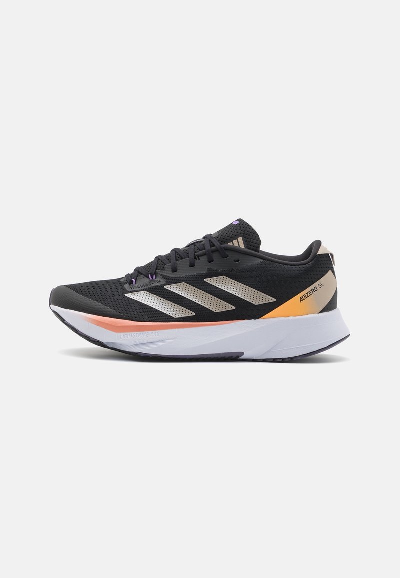 Chaussure de course Adidas noire et orange avec semelle blanche et trois bandes blanches sur le côté, étiquetée Adizero SL.