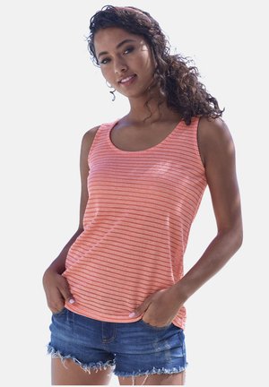 Koral gestreiftes Tanktop aus leichtem Stoff mit Rundhalsausschnitt und lockerer Passform, kombiniert mit Denim-Shorts mit fransigen Säumen.