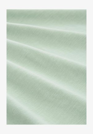 Material de culoare verde deschis, cu o textură netedă, având variații subtile de nuanță. Materialul pare moale și cade în pliuri delicate.