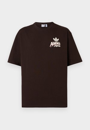 Σκούρο καστανό T-shirt Adidas Originals με κοντά μανίκια, στρογγυλή λαιμόκοψη και λευκό λογότυπο στο αριστερό στήθος.