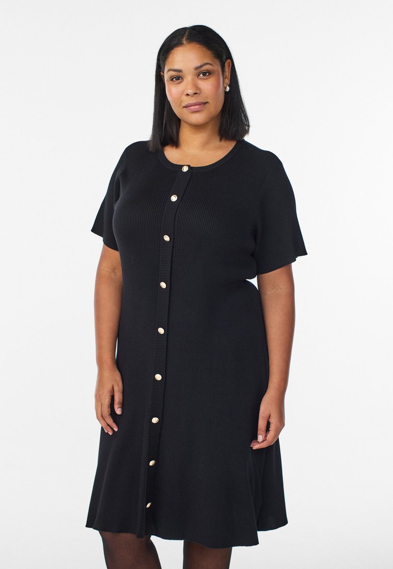 Čierne rebrované šaty s krátkymi rukávmi, zapínaním na gombíky vpredu s kovovými zlatými gombíkmi, rozšírenou sukňou a okrúhlym výstrihom.