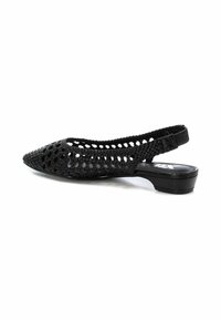 Zapato negro tipo slingback con punta afilada, hecho de material trenzado, con un diseño abierto y un tacón bajo negro.