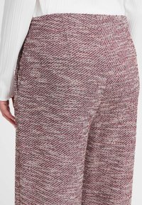 Woven pants in einem strukturierten roten und weißen Fischgrätmuster, mit einem mittelhohen Taillenbund und Seitentaschen, im lockeren Schnitt.