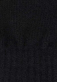 Dziana czarna tkanina z grubym, teksturowanym wzorem. Powierzchnia prezentuje prążkowany design, podkreślający jej miękkość i ciepło.