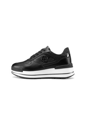 Sneaker nera con tomaia in pelle liscia, suola intermedia bianca e suola nera. Presenta dettagli brillanti sul tallone e un logo circolare sul lato.