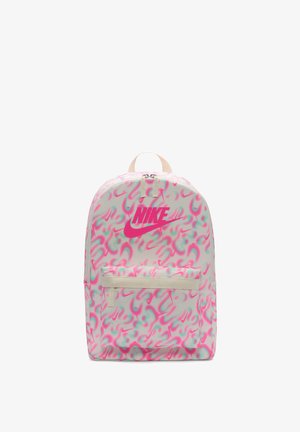 Nike rugzak met een abstract patroon in rosé en mintgroen, gemaakt van duurzaam stof, voorzien van een voorzak met rits en een handgreep aan de bovenkant voor het dragen.