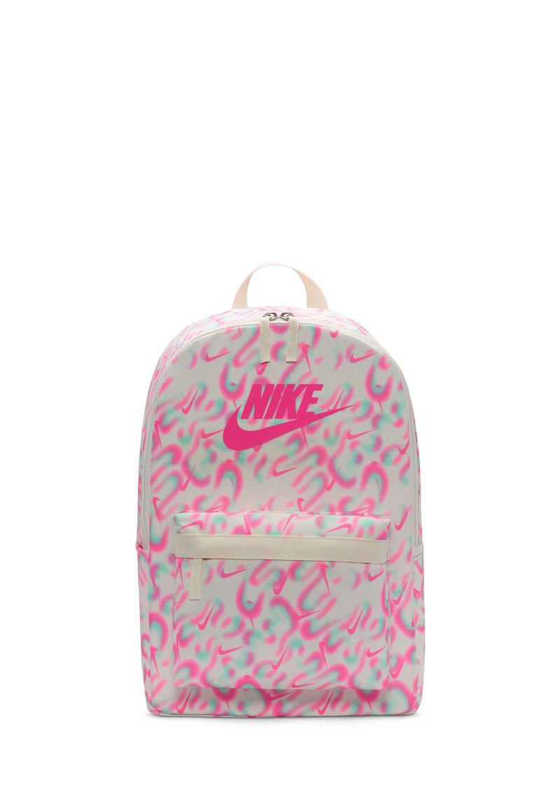 Sac à dos Nike avec un motif abstrait rose et menthe, fabriqué en tissu durable, doté d'une poche zippée à l'avant et d'une poignée en haut pour le transport.