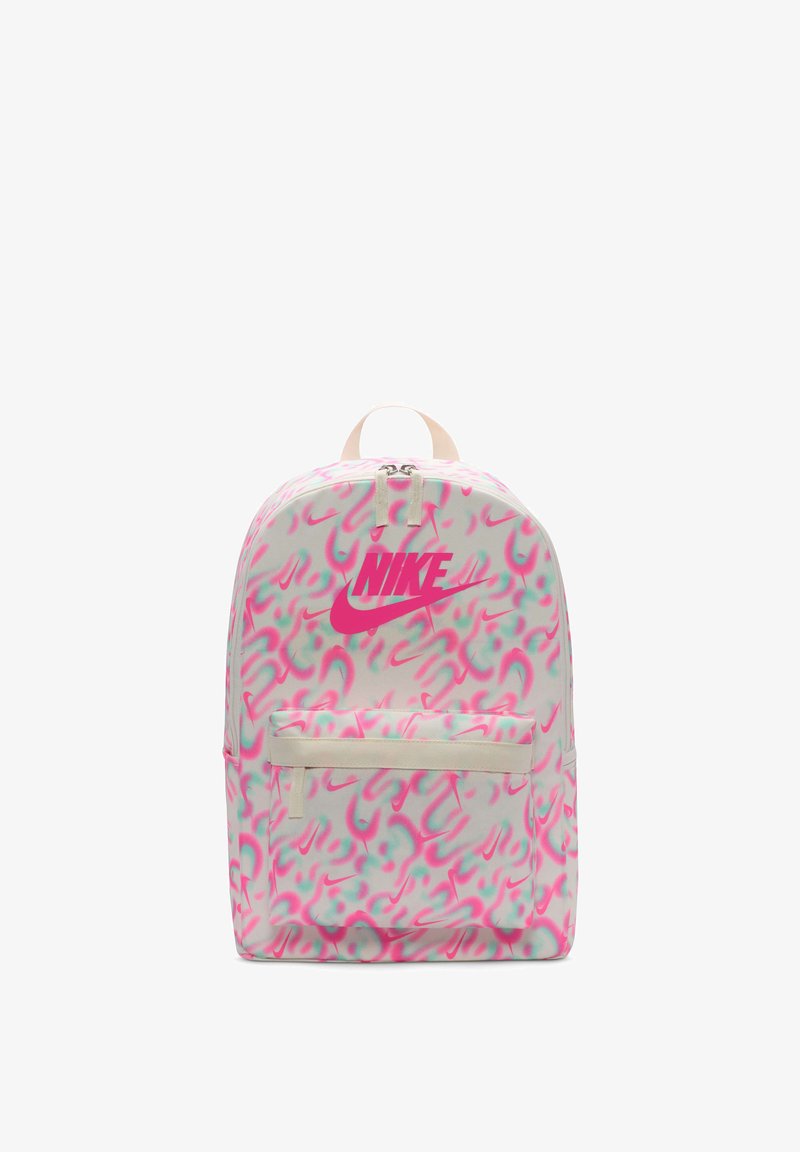Nike kuprinė su rožine ir mėtų spalvos abstrakčiu raštu, pagaminta iš patvarios medžiagos, su priekine užtrauktuko kišene ir viršutine rankena nešimui.