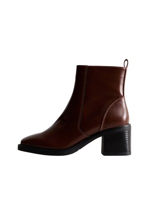 Braune Leder-Ankle-Boots mit quadratförmiger Spitze und seitlicher Naht, einem 7,5 cm hohen Blockabsatz und einem Ziehhilfen an der Rückseite für einfaches An- und Ausziehen.