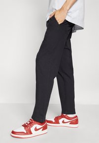 GAP STRAIGHT EASY PANTS - Bukse - black