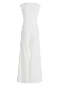 Combinaison blanche avec jambes larges et design sans manches. Tissu lisse avec une fermeture éclair dans le dos. Coupe ajustée à la taille.