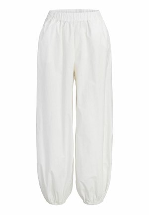 Białe spodnie o luźnym kroju z elastycznym pasem i elastycznymi mankietami przy kostkach, wykonane z lekkiego materiału.