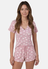 Completo pigiama rosa corto con scollatura a V, caratterizzato da una stampa a cuori e tessuto morbido. I pantaloni corti hanno un elastico in vita per garantire comfort.