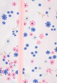 Tessuto con motivo floreale che presenta fiori rosa, blu e grigi su uno sfondo bianco, con una cerniera rosa al centro.