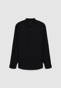 Chemise noire à manches longues avec col montant, fermeture à boutons sur le devant, et texture de tissu lisse. Comprend des poignets à boutons et une coupe ajustée.