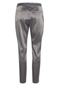Pantalon gris en satin, coupe ajustée, passants pour ceinture et deux poches passepoilées à l'arrière, présenté de dos sur un fond blanc.