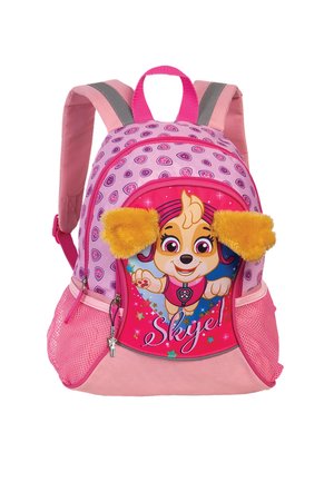 Roze kinder rugzak met cartoon honden gezicht, pluizige oren, pootafdruk patroon, zijvakken van mesh en "Skye!" tekst op het voorvak.
