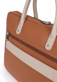 Bruine textuur tas met beige kunststof handvatten en band, voorzien van een bovenste rits en een voorvak met bruin ritsdetail.