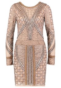 Pärlbroderad cocktailklänning med långa ärmar, genomskinligt beige tyg, geometriska silver- och gulddekorationer samt en figursydd silhuett.