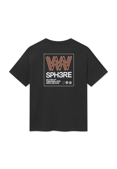 Tricou din bumbac negru cu un grafic mare în portocaliu și alb. Designul include text stilizat și forme geometrice pe spate.