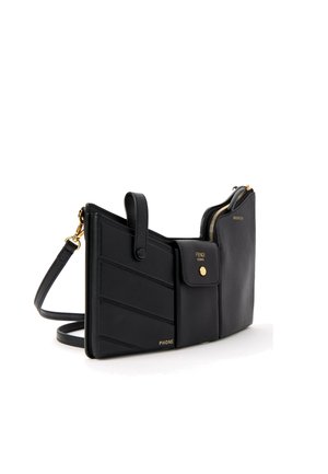 Czarny skórzany portfel Fendi crossbody z paskiem, kieszeniami na karty oznaczonymi "PHONE", kieszenią na zatrzask i komorą na zamek oznaczoną "SECRETS."