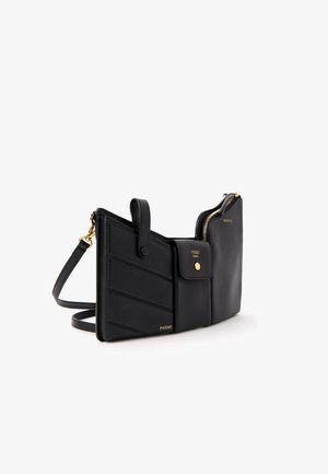 Czarny skórzany portfel Fendi crossbody z paskiem, kieszeniami na karty oznaczonymi "PHONE", kieszenią na zatrzask i komorą na zamek oznaczoną "SECRETS."