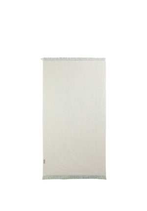 Alfombra rectangular beige tejida con rayas sutiles y bordes con flecos en ambos lados cortos, mostrada plana sobre un fondo blanco.