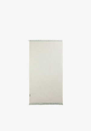 Alfombra rectangular beige tejida con rayas sutiles y bordes con flecos en ambos lados cortos, mostrada plana sobre un fondo blanco.