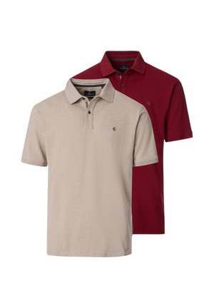 Zwei kurzärmlige Poloshirts, eines beige vorne und eines dunkelrot dahinter, beide mit Kragen und kleinen Logos auf der Brust.