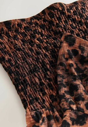 Braun und schwarzer Leopardenmusterstoff mit geraffter Textur, ausgestattet mit einem smockierten Design und weichem, dehnbarem Material.