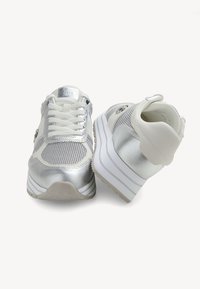 Tamaris Sneakers - silver comb