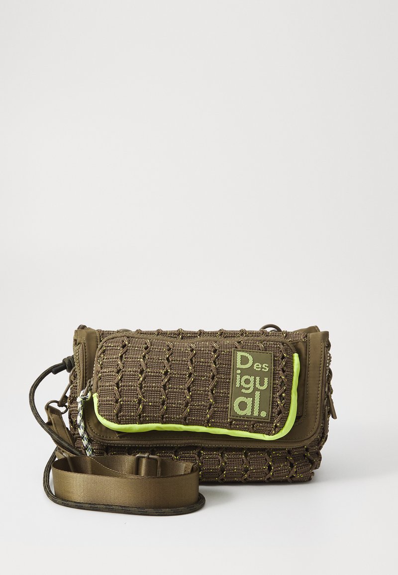 Borsa intrecciata marrone con accenti verde lime; forma rettangolare, chiusura con zip e tracolla regolabile; presenta una superficie testurizzata e un logo.