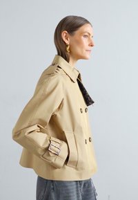 STUDIO ID ISLA SHORT TRENCH COAT - Viegla jaka - camel
