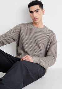 Weekday RELAXED - Jersey de punto - dusty mole